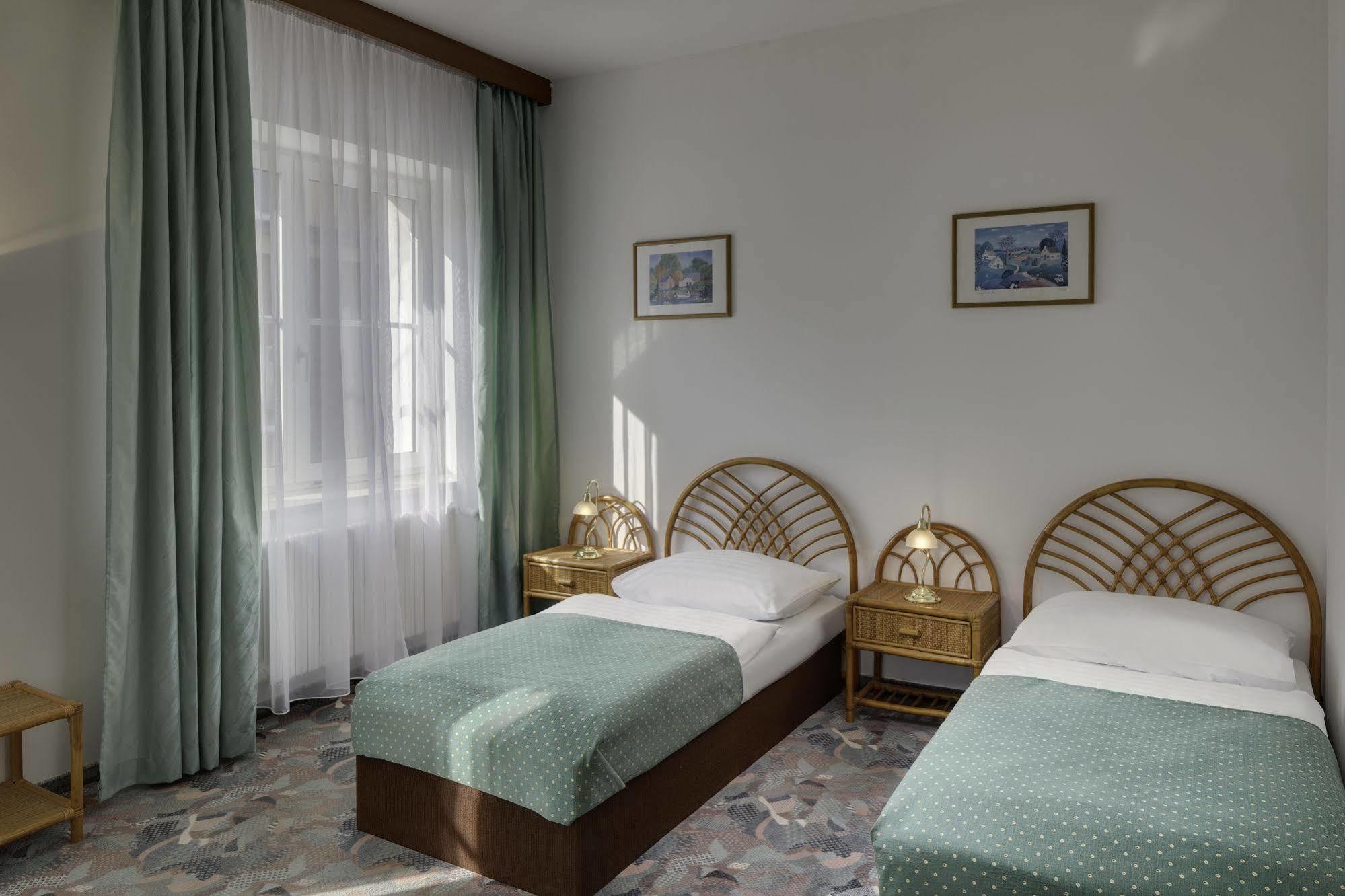 פראג Hotel Otar מראה חיצוני תמונה