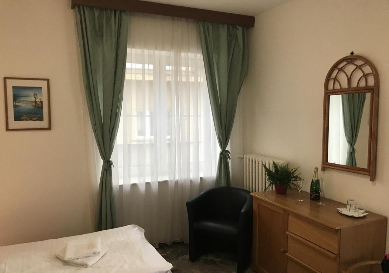 פראג Hotel Otar מראה חיצוני תמונה